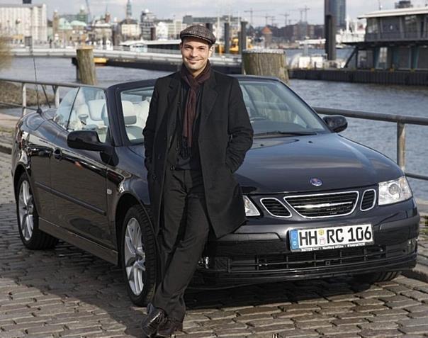 Roger Cicero mit seinem Saab in Hamburg. Foto: Auto-Reporter/Saab